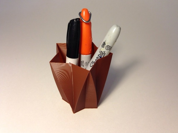 扭曲小筆筒3D打印模型