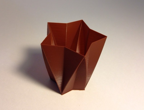 扭曲小筆筒3D打印模型